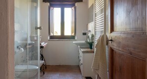 公寓 | 浴室 | 淋浴設備、風筒、提供毛巾