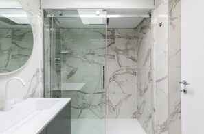 Appartement exclusif (PROMENADE 4) | Salle de bain | Douche, articles de toilette (gratuits), séchoir à cheveux, bidet
