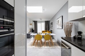 Exclusive-Apartment (PROMENADE 4) | Wohnbereich | 32-Zoll-Flachbildfernseher mit Satellitenempfang, Fernseher