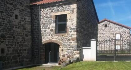 Gßte rénové idéal pour randos et astronomie, calme assuré, proche Puy-en-Velay et activités nature.