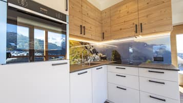 Fridge, oven, dishwasher, coffee/tea maker