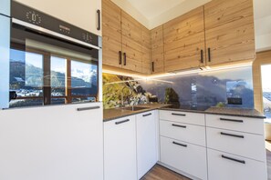 Kühlschrank, Ofen, Geschirrspüler, Wasserkocher mit Kaffee-/Teezubehör
