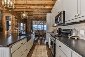 Réfrigérateur, un four, surface de cuisson, lave-vaisselle