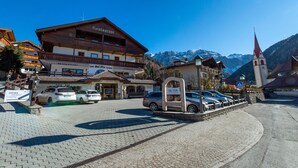 Un bâtiment portant l’inscription « Restaurant », avec une enseigne indiquant « Sal Faur » et un espace de stationnement avec des voitures.