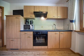Fridge, oven, dishwasher, cookware/dishes/utensils