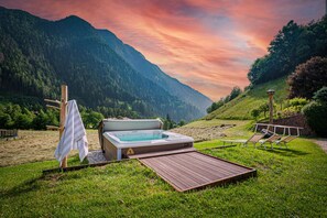 Outdoor spa tub