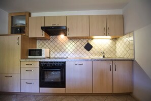 Fridge, oven, dishwasher, coffee/tea maker