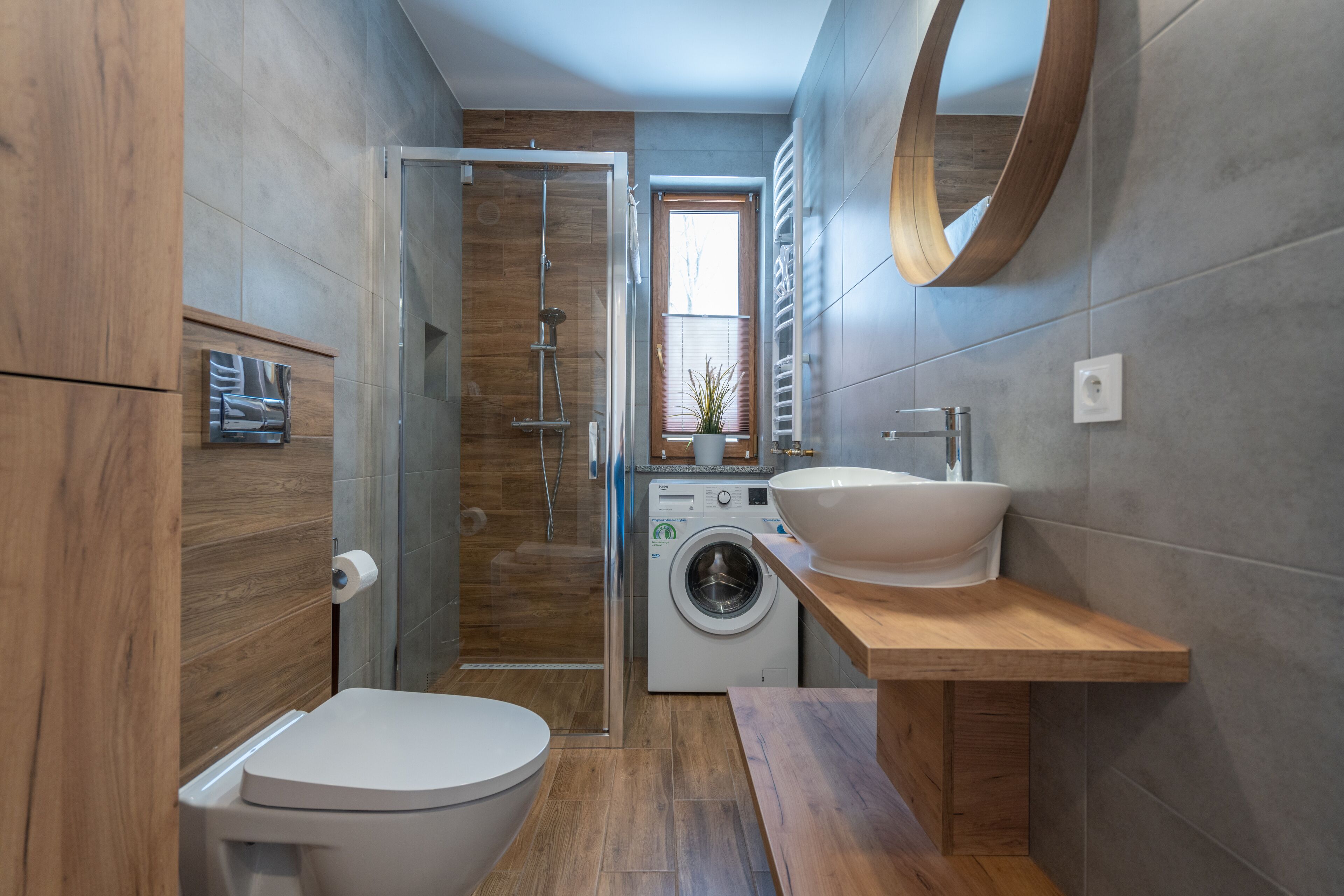 Standard-Apartment | Badezimmer | Dusche, Handtücher, Seife, Shampoo