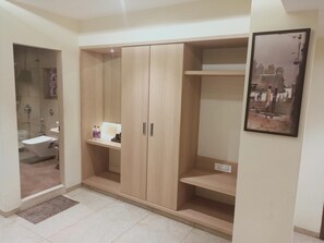 Shower, rainfall showerhead, free toiletries, slippers