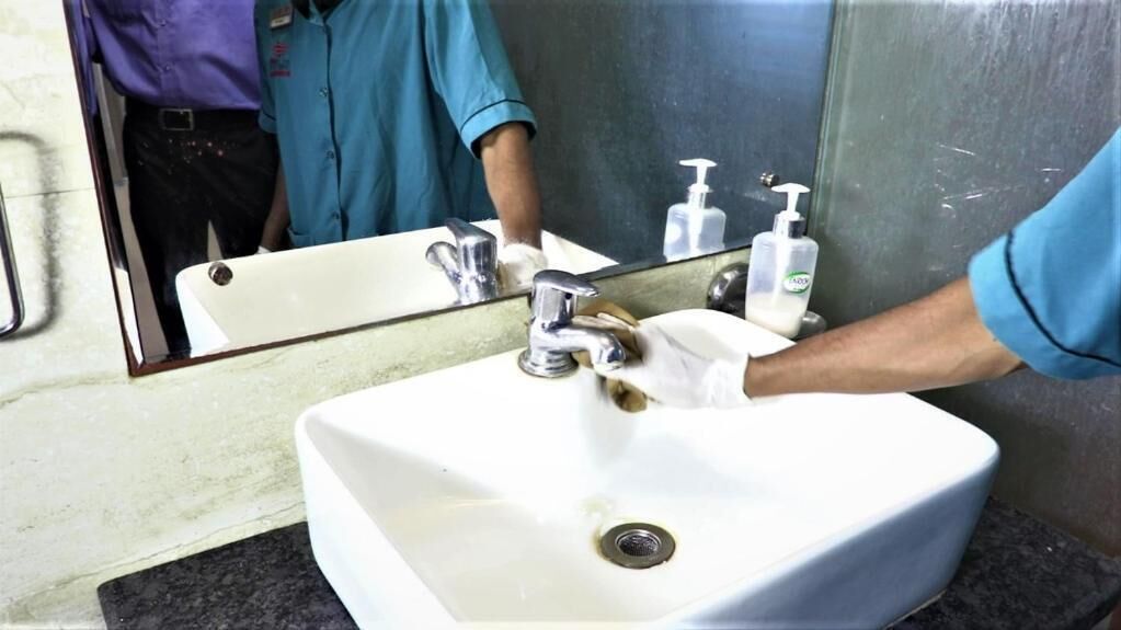 Un lavabo de salle de bain avec un miroir, un robinet et un distributeur de savon.