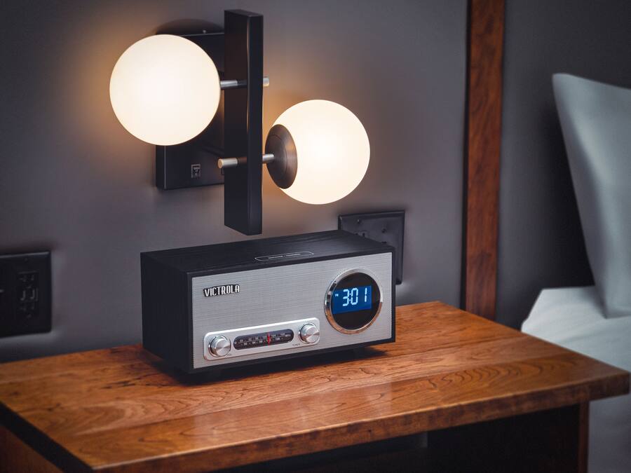 Una radio moderna sobre una mesa de madera con un reloj digital que muestra las 30:01.