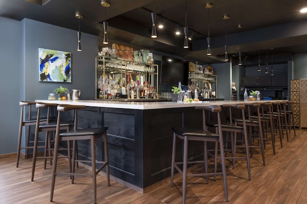 2 bars/lounges