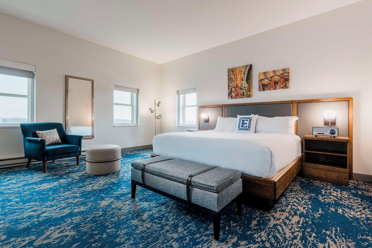 Premium bedding, down comforters, in-room safe, desk