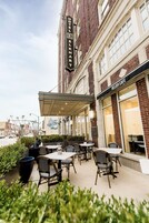 3 restaurantes; se sirve desayuno, cena y brunch; cocina americana