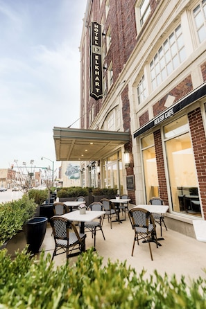 3 restaurantes; se sirven desayunos, cenas, brunch y cocina americana