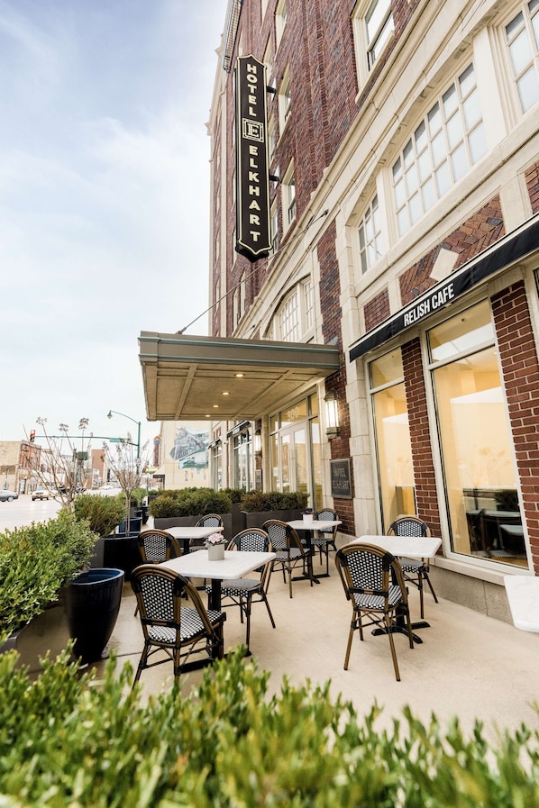 3 restaurantes; se sirve desayuno, cena y brunch; cocina americana