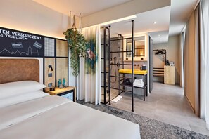 Deluxe Room, 1 King Bed | Hypo-allergenic bedding, pillowtop beds, free minibar, in-room safe