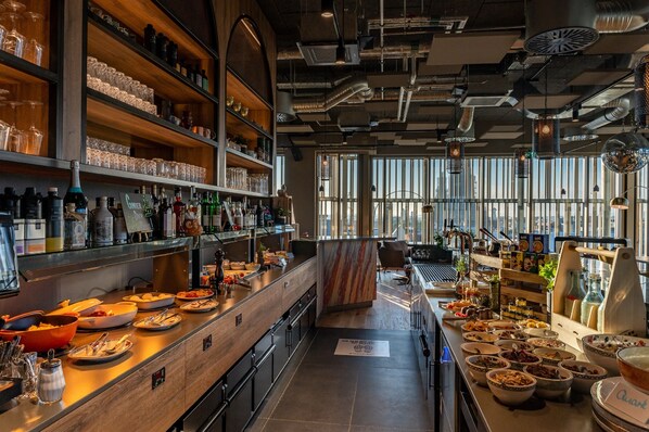 Tägliches Frühstücksbuffet (25 EUR pro Person)