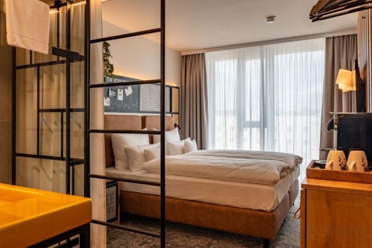 Deluxe Queen Room With Accessible Shower