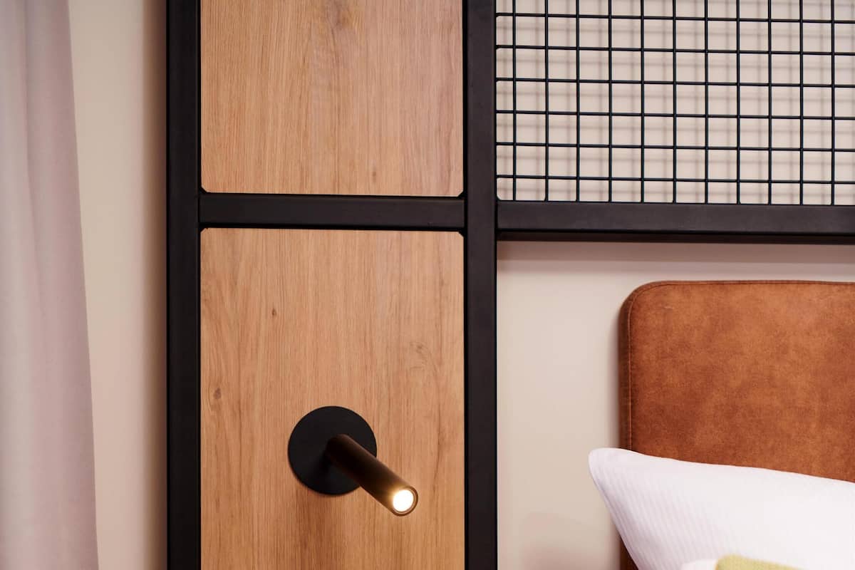 Room, 1 King Bed | Hypo-allergenic bedding, pillowtop beds, free minibar, in-room safe