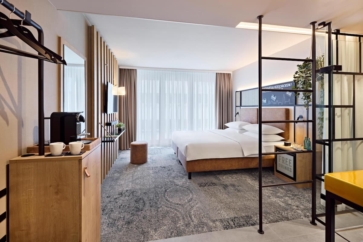 Deluxe Room, 1 King Bed | Hypo-allergenic bedding, pillowtop beds, free minibar, in-room safe