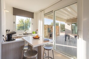 Kjøleskap, ovn, kokeplater og oppvaskmaskin