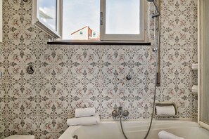 Apartment | Bathroom | Bathtub, toilet paper - Homey Seaview Apartment (Genoa)