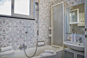 Apartment | Bathroom | Bathtub, toilet paper - Homey Seaview Apartment (Genoa)
