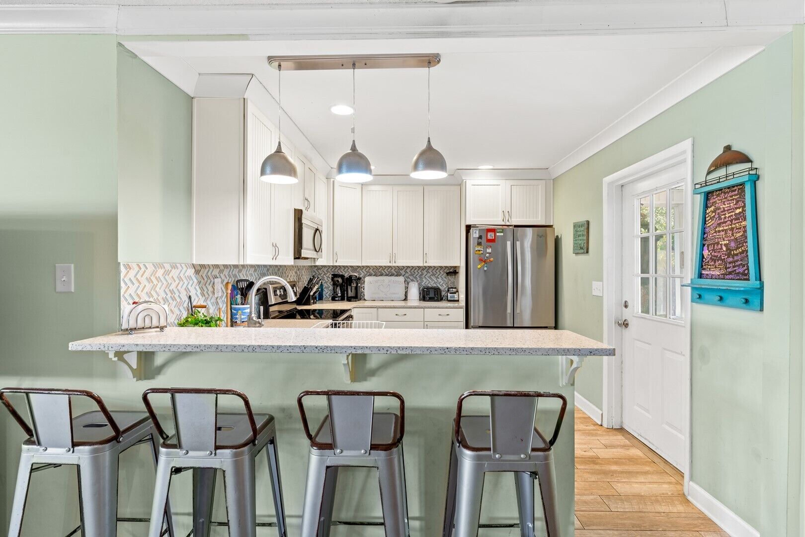 Jääkaappi, mikroaaltouuni, uuni, liesi