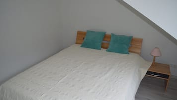 1 habitación, tabla de planchar con plancha, cuna de viaje y wifi