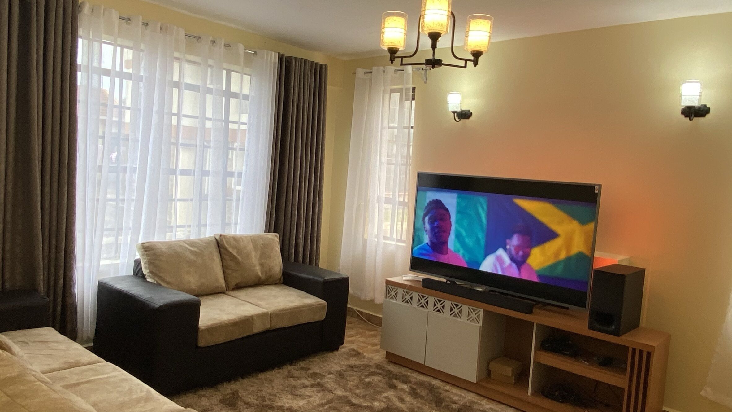 Een televisie, een open haard en een stereo