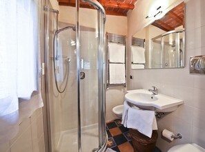 Dusj, hårføner, bidé og håndklær