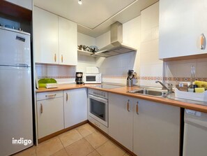 Kühlschrank, Mikrowelle, Ofen, Geschirrspüler