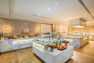 Breakfast and dinner served, local and international cuisine