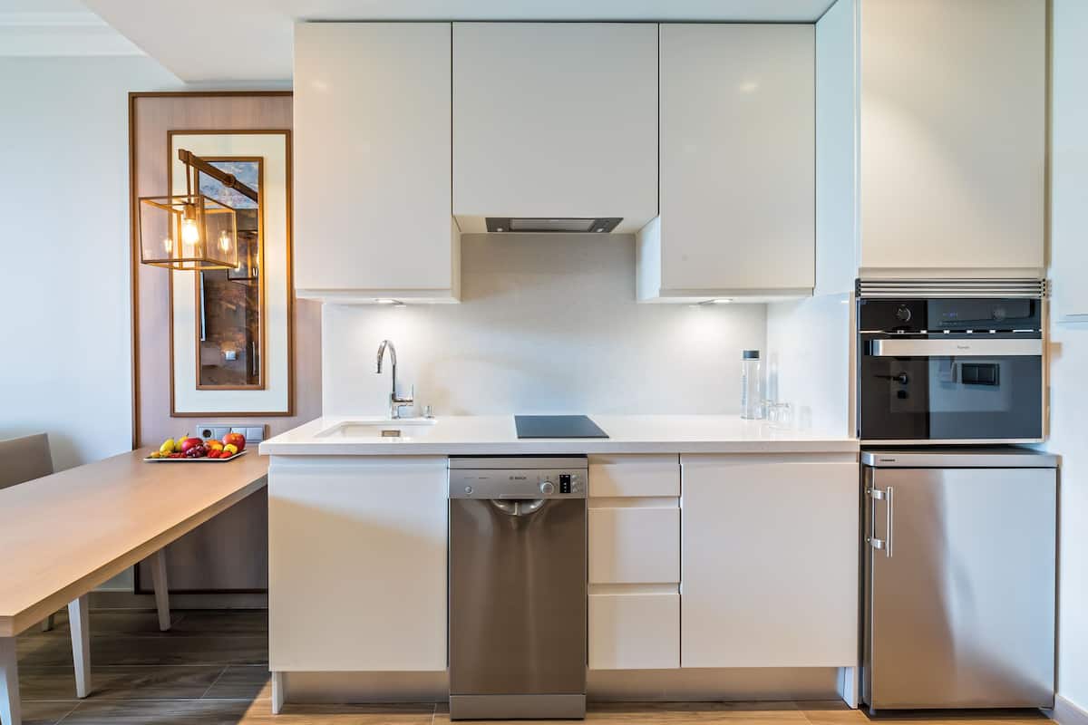 full-sized fridge, microwave, oven, stovetop