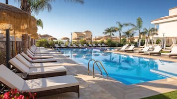 Piscine extérieure, parasols de plage, chaises longues