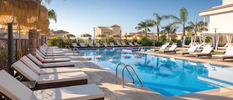 Piscine extérieure, parasols de plage, chaises longues