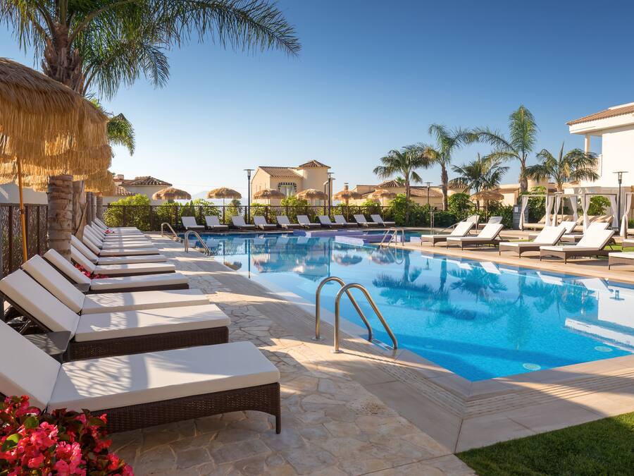 Piscine extérieure, parasols de plage, chaises longues