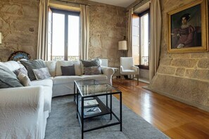 Télévision, cheminée, espaces bureaux