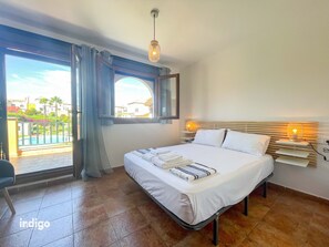 3 bedrooms, free WiFi, bed sheets - WAR002 Town House with Garden and Direct Pool Access (Ayamonte)