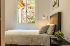 5 bedrooms, iron/ironing board, free WiFi, bed sheets