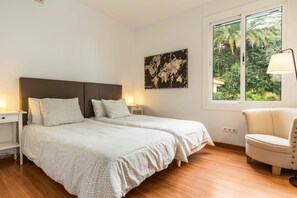 5 bedrooms, iron/ironing board, free WiFi, bed sheets