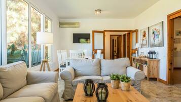 Televisión y chimenea