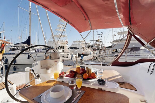 تناول الطعام بالخارج