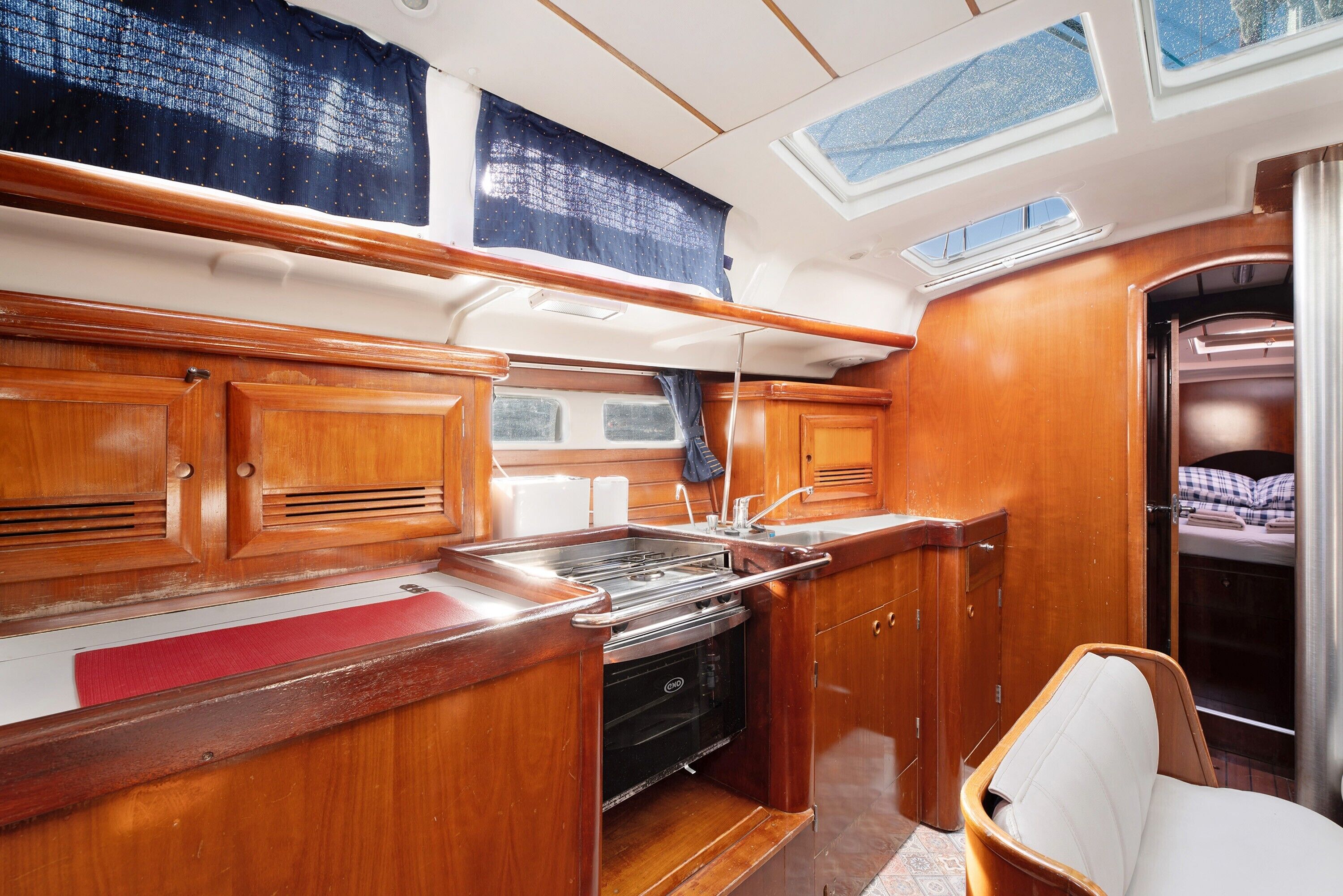 Kühlschrank, Ofen, Herdplatte, Wasserkocher mit Kaffee-/Teezubehör