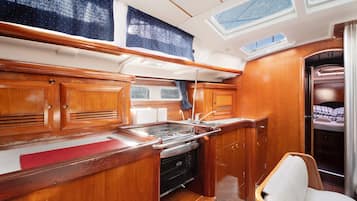 Kühlschrank, Ofen, Herdplatte, Wasserkocher mit Kaffee-/Teezubehör