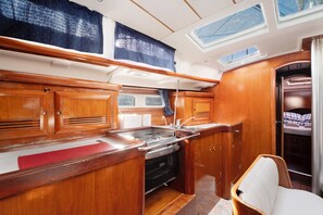 Refrigerador, horno, parrilla de estufa y cafetera y tetera 