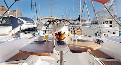 Eine neue und originelle Art zu reisen - "Pato Lucas Segelboot" mit WLAN