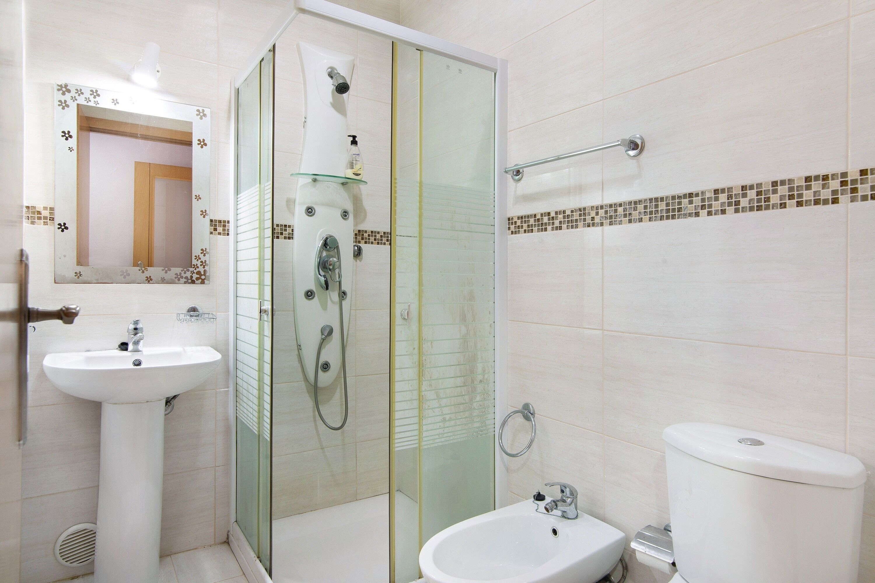 Badewanne, Haartrockner, Handtücher