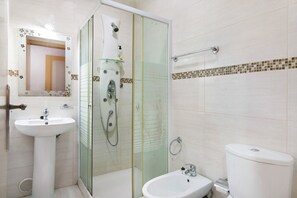 Bañera, secador de pelo y toallas